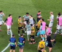 米兰体育官网-未来切尔西队友昆代和萨特帕耶夫欧冠赛后进行问候，后者赠送球衣